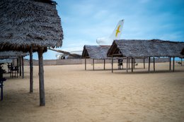 Aéroport-de-Cotonou;-Afrique-de-lOuest;-Avion-abandonné;-Barakah;-Bénin;-Café-de-plage;-Carcasse-davion;-Cotonou;-Épave;-Golfe-de-Guinée;-Kaleidos;-Kaleidos-images;-La-parole-à-limage;-Lockheed-L-1011;-Maquis;-Paillote;-Plage;-Plage-de-Cadjéhoun;-Route-des-pêches;-Tarek-Charara;-Toit-de-chaume;-TriStar